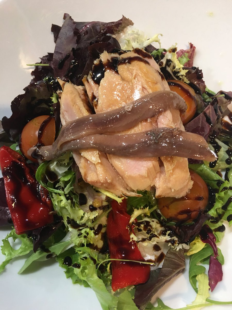 pintxosypotes's tweet photo. Hoy comemos tarde, al sol y una ensalada de ventresca, pimientos y anchoas 🤗 #SORGINZULO #manerasdevivir  #BILBAO #PINTXOS https://t.co/EbHlaEH71e