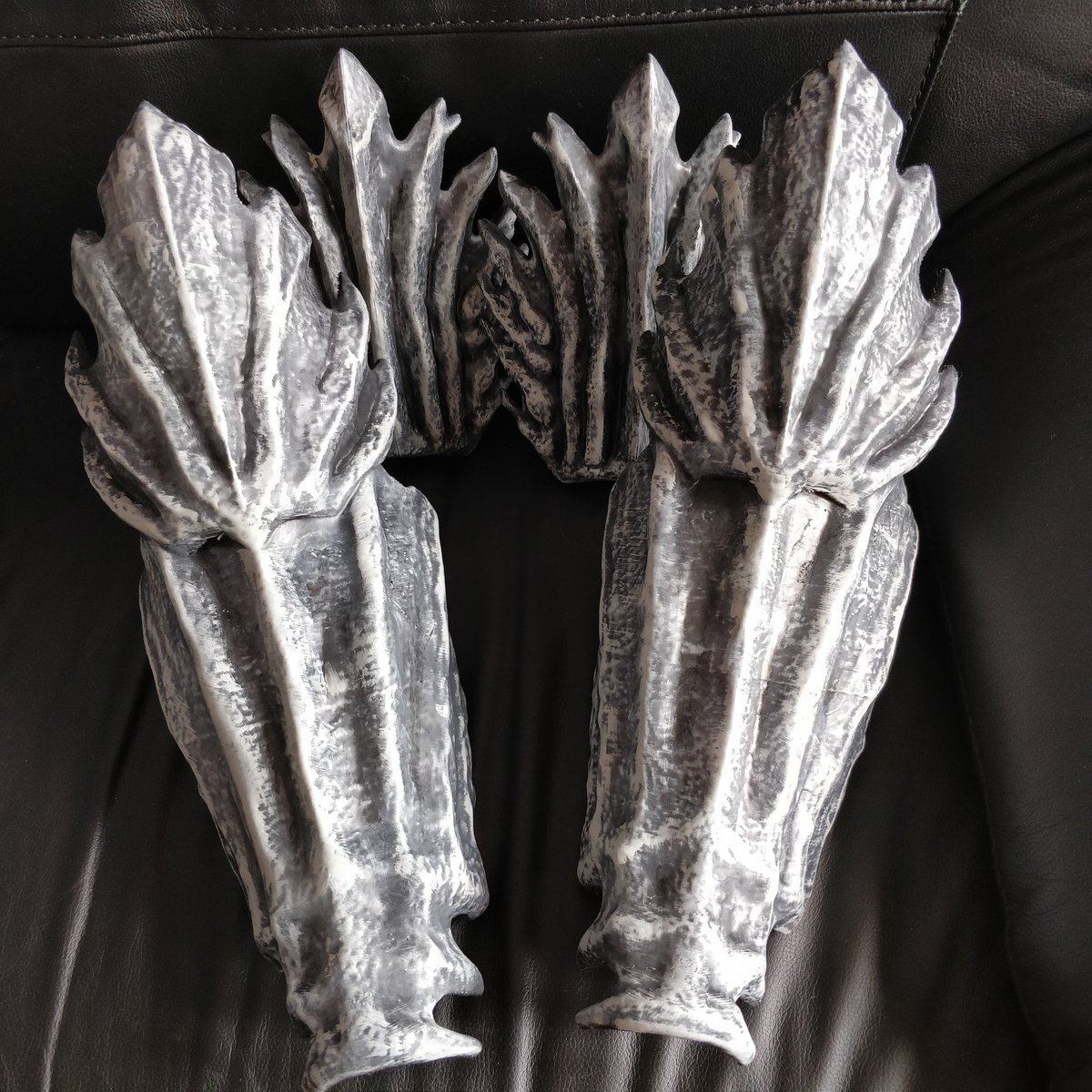 HelheimLab's tweet photo. Another piece from Bones of Rathma set! ❤️
Leg armor!

#diablo3 #diablo #blizzard #blizzardcosplay #workinprogress #cosplayprop #3dprinted #3dprinting https://t.co/jWvfjBDXtn