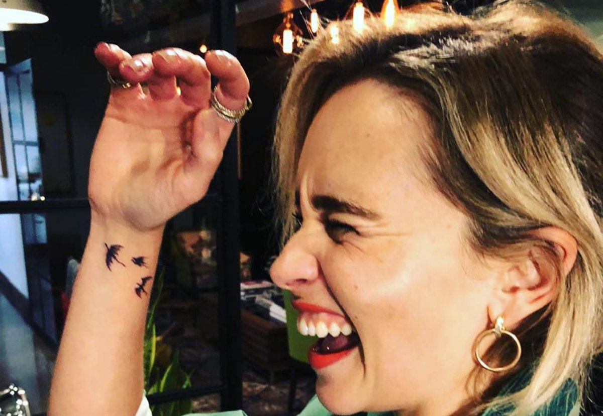 FioSargenti's tweet photo. Emilia Clarke se tatuó unos mini Drogon, Viserion y Rhaegal volando. Se suma al direwolf de Sophie Turner y el No One de Maisie Williams.  😭❤️ https://t.co/u3w08JnYOw