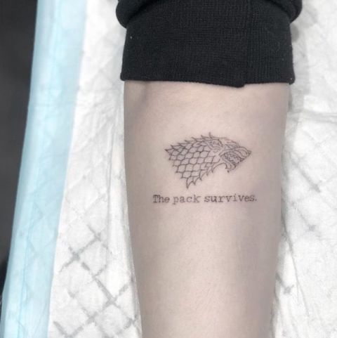 FioSargenti's tweet photo. Emilia Clarke se tatuó unos mini Drogon, Viserion y Rhaegal volando. Se suma al direwolf de Sophie Turner y el No One de Maisie Williams.  😭❤️ https://t.co/u3w08JnYOw