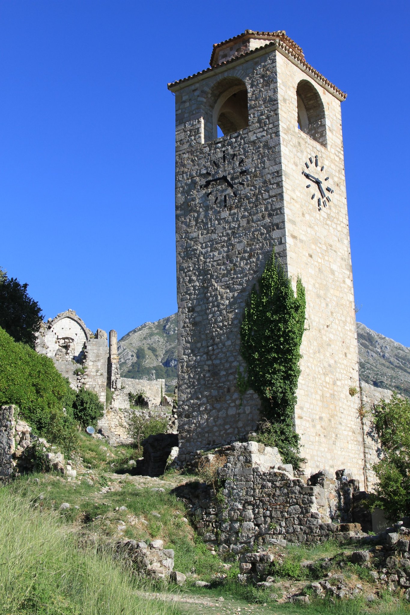 かざるまん 13旧ユーゴ周遊 終点のバール駅から40分ほど歩くと 棄てられた街 スターリーバール 旧市街 にたどり着く 石造りのアーチ水道橋も残っている なかなか風情がある場所だった モンテネグロ 海外鉄 T Co Seoytds8y5