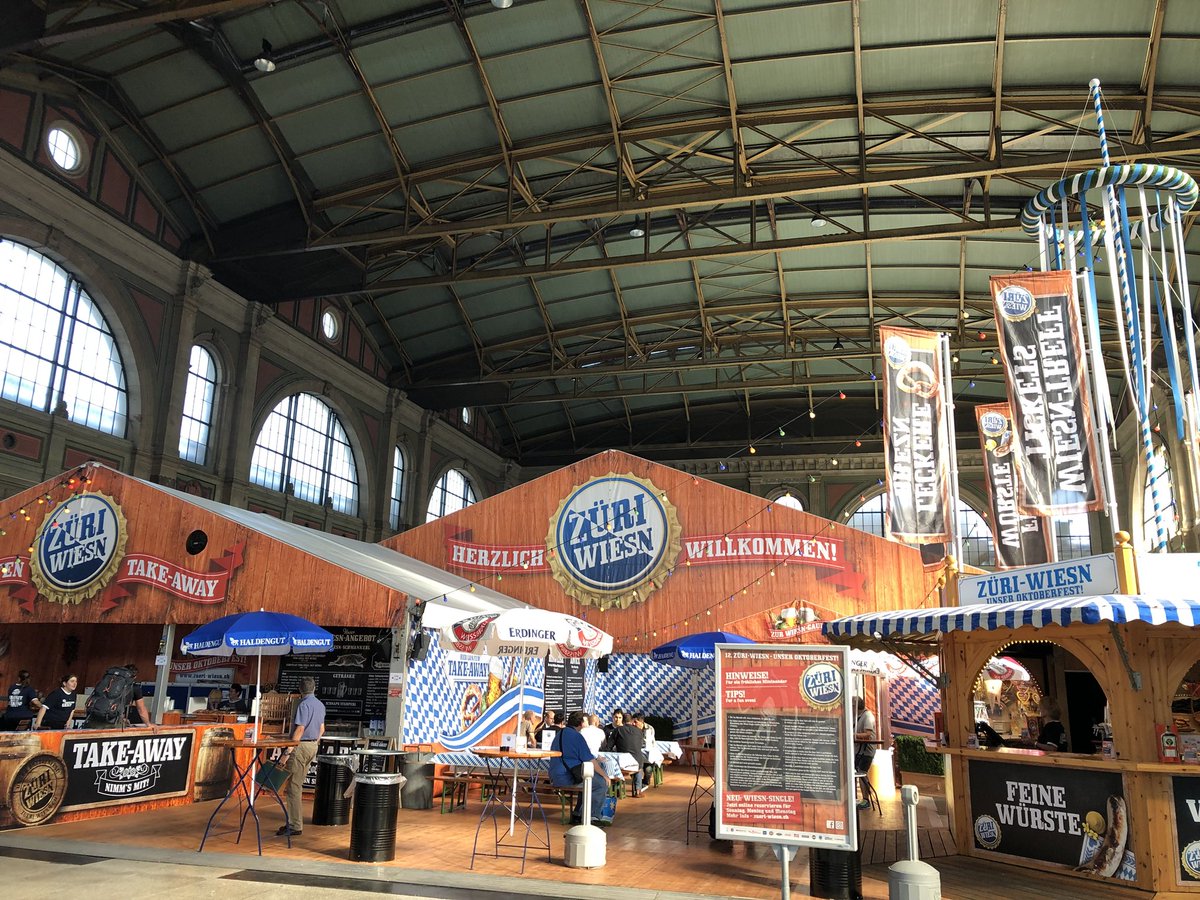 GvSchnurbein's tweet image. #doubleprotection #swissfinish: The tent is set up indoor in a hall... Prosit! 🍻