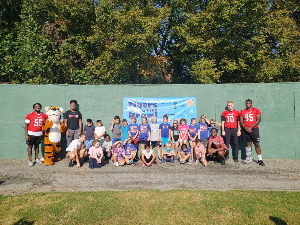 DavidsonWildcat's tweet photo. 'Cats are out helping out @CMSDavidsonES at Tigers on the Prowl! 

We have @DavidsonWBB @DavidsonFB and Head Coach Chris Willis from @DavidsonVB cheering on and walking/running with the morning 4th grade classes!

#CatsAreWild https://t.co/FUhXJaBsuT