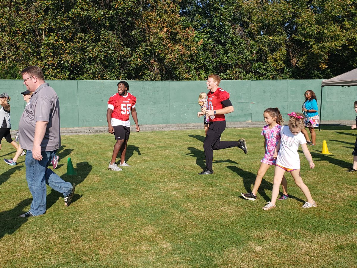 DavidsonWildcat's tweet photo. 'Cats are out helping out @CMSDavidsonES at Tigers on the Prowl! 

We have @DavidsonWBB @DavidsonFB and Head Coach Chris Willis from @DavidsonVB cheering on and walking/running with the morning 4th grade classes!

#CatsAreWild https://t.co/FUhXJaBsuT
