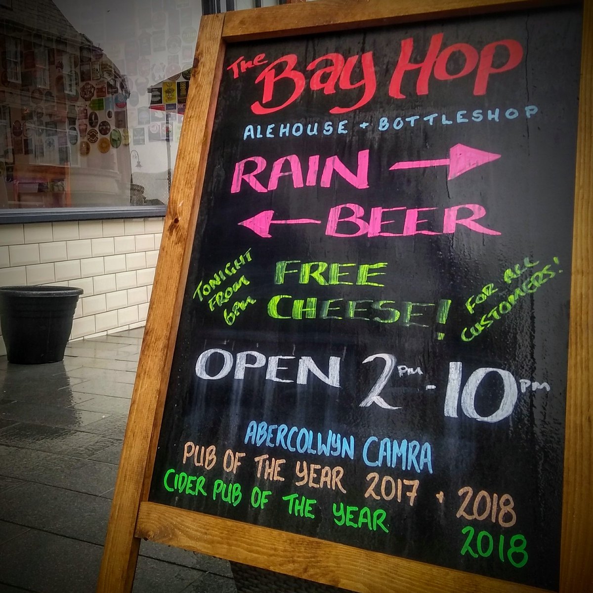 Make your choice!

#ColwynBay #alehouse #rain #pubsigns