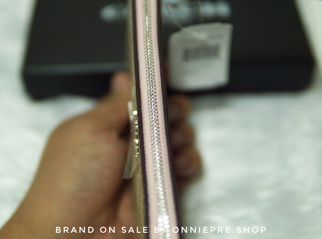 onniepreshop's tweet photo. มีของพร้อมส่ง!! 1,590 บาท ส่งฟรีไปเลยยยย ของแท้ด้วย สั่งของไปผิด ว๊ากกกกก 🤣🤣

COACH กระเป๋าคล้องมือ F58695 Large Wristlet in Signature  #pink #กระเป๋าcoach #กระเป๋าแบรนด์เนม #ของแท้ https://t.co/8qF6KEDie9