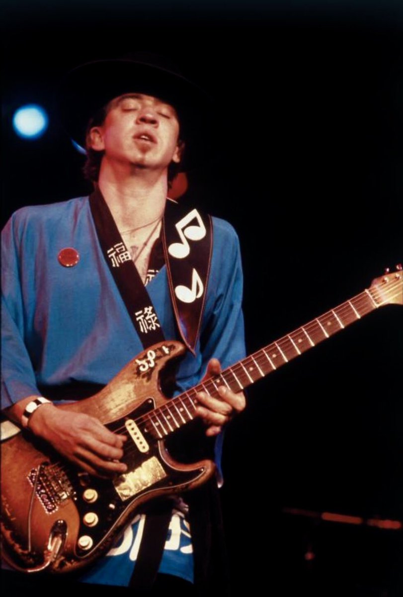 kaoriteto's tweet image. 初めてレイヴォーンの曲を聞いた時は、がちゃがちゃして主張が激しい曲だな🤨
初めてレイヴォーンの動画を見た時は、はっぴって⭐️スカーフと手拭い間違えてない？ストラップの音符デカイな❗️帽子に尻尾付いとるし🤪

#stevierayvaughan #scuttlebuttin #ギター #ギター初心者 #MusicBarCODA #bar