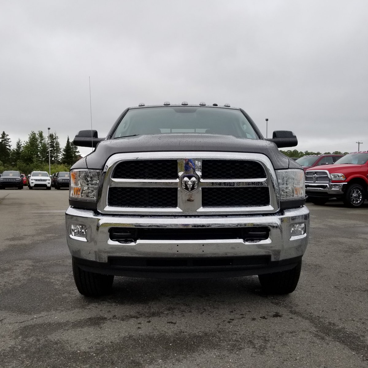 macdchrysler's tweet photo. 2018 Ram 2500 SLT Crew Cab 4X4 in Granite Crystal Metallic with the 6.7L Cummins Turbo Diesel, 6-Speed Automatic, Anti-Spin Differential Rear Axle, Electronic Brake Controller, Spray-In Bedliner, 5th Wheel/Gooseneck Towing Package &amp; Uconnect 3.0. #RamTrucks @RamTrucksCanada https://t.co/progkE6yKr