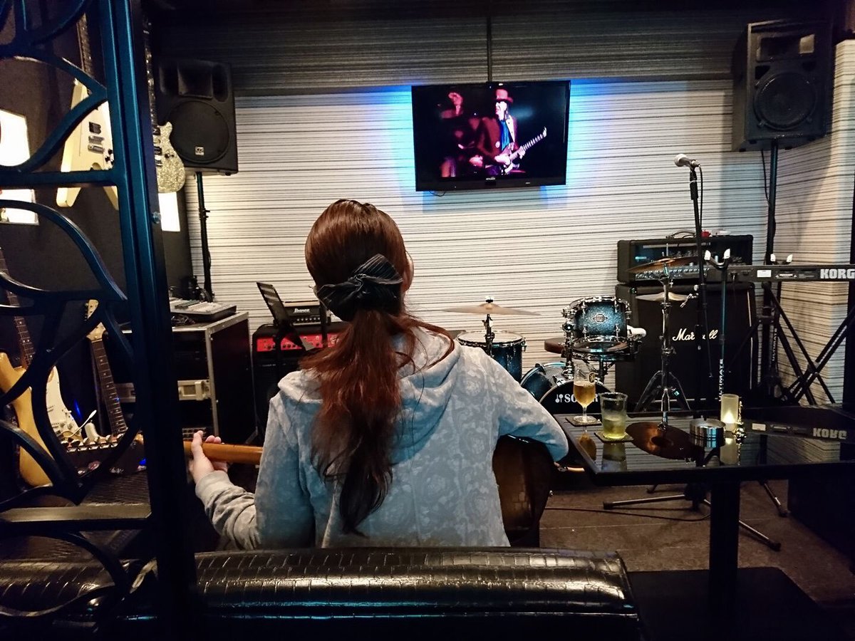 kaoriteto's tweet image. 突っ込みどころ満載で印象は最悪でしたが、ハマってからは阿呆みたいに聴きまくりました（╹◡╹）♡
そして、ようやく念願叶って、ギター触った事もない私が『Scuttle Buttin&apos;』の練習を始めました❣️
#stevierayvaughan #scuttlebuttin #ギター #ギター初心者 #MusicBarCODA #バー #bar #心斎橋バー
