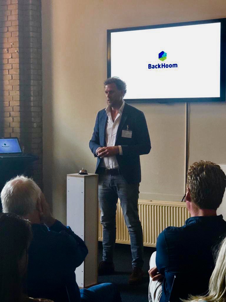 Met één druk op de knop inzicht in uw gemeente met ons Datagedreven Wijkplan. Onze General Manager <a href="/marceldommisse/">Marcel Dommisse</a> sprak er over tijdens het @FutureCityEU seminar. Lees meer op backhoom.nl #duurzamedata #dataplatform #aardgasvrij #gemeentes #energietransitie