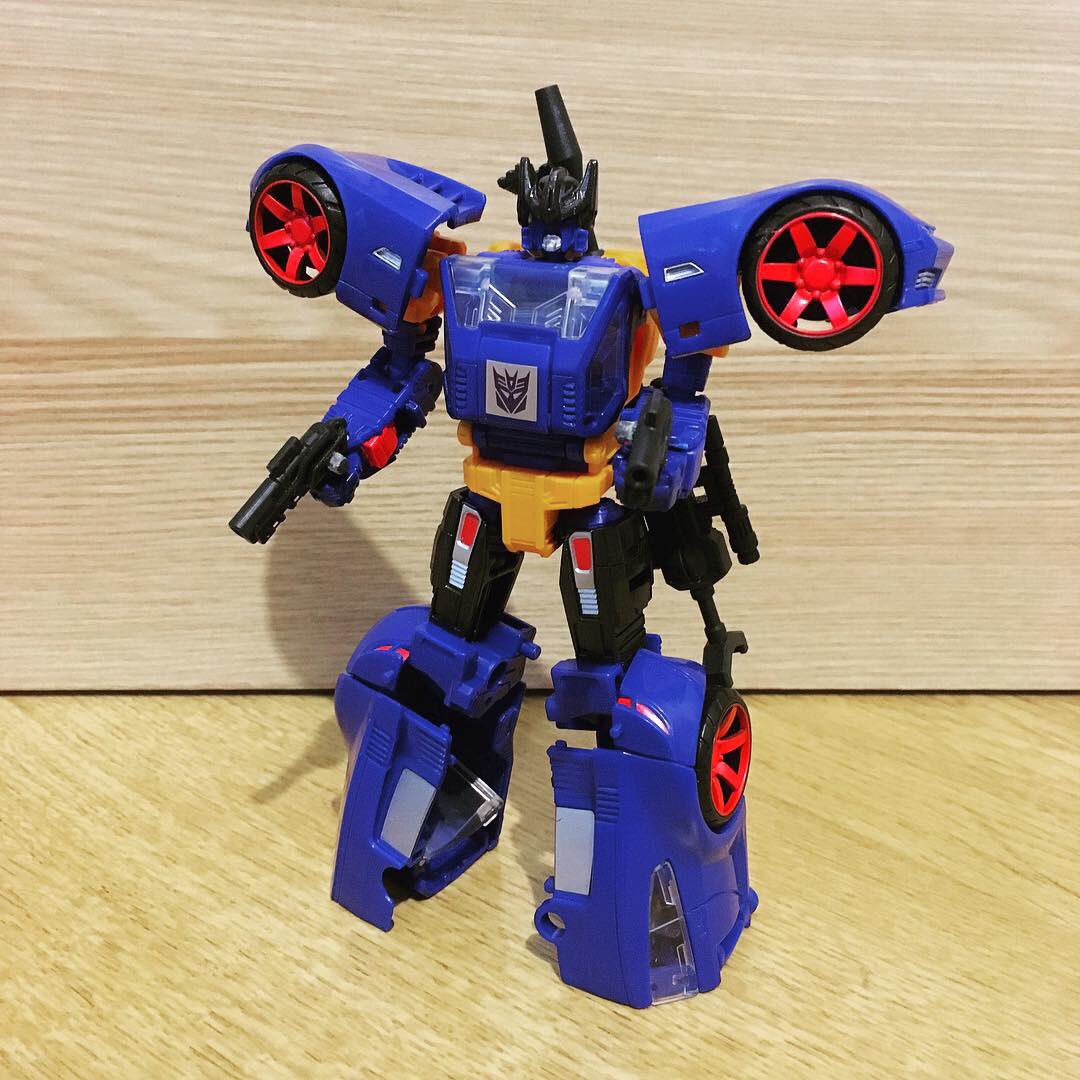 fakebusker83's tweet photo. Mr Shoulders has the best shoulders. #poweroftheprimes #transformers #punchcounterpunch #decepticon #toy #collector #articulation #3DPrint https://t.co/EDBAyufPNa