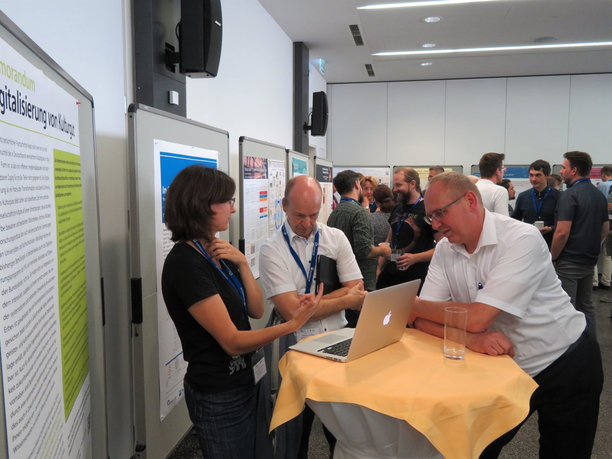 DARIAHde's tweet photo. Die Pause ist nahtlos in die Postersession übergegangen. Spannende Projekte sind hier ausgestellt und die jeweiligen Verantwortlichen laden zum Gespräch ein!

#DARIAHde2018 #dariah #dariahde #darmstadt #digitalhumanities https://t.co/bxP2e2WreG