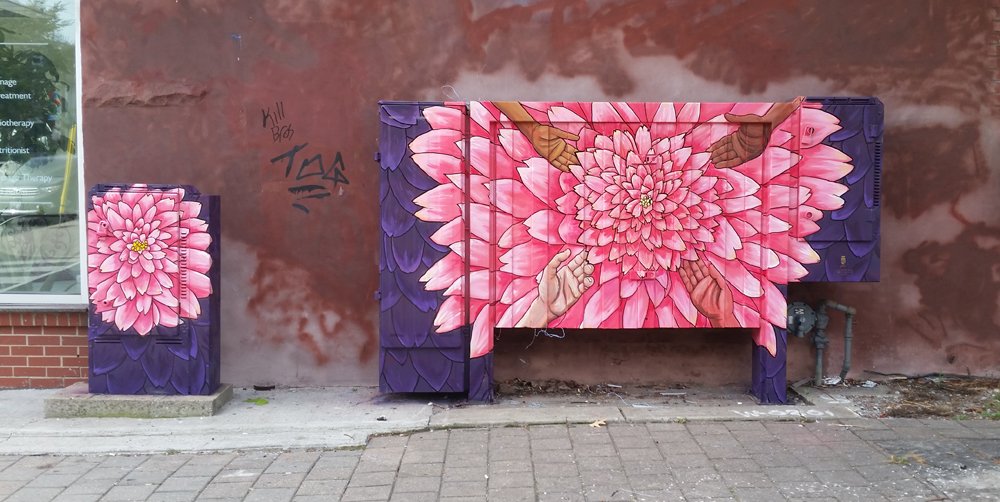 CavanaughTO's tweet photo. Jon McTavish's #bellboxmural on Dundas St West near #TrinityBellwoodsPark in #Toronto. "It was an awesome experience to finally get to paint a mural in my own neighbourhood."
@jon_mctavish @m_layton #utilityboxmurals #StreetArt https://t.co/2GgKthxQKf