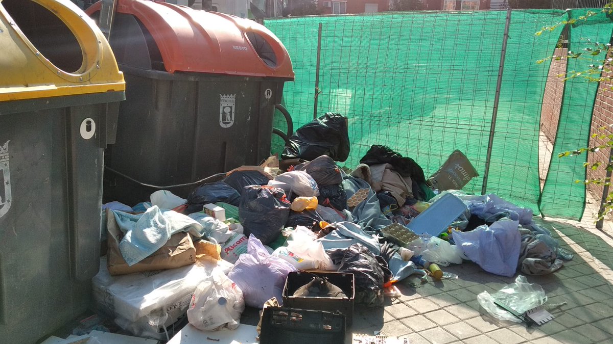 Hola <a href="/Lineamadrid/">Línea Madrid</a> tenemos este hermoso conjunto de basura en la C/ Diego Olivera Victoriano. Estaría bien q mandaran alguien a limpiar <a href="/nuriasalamanca2/">Nuria</a> <a href="/AscoMadrid/">Madrid Da Asco</a> <a href="/AcerasLimpias/">Aceras Limpias || Democracia Limpia</a> <a href="/B_B_Bea/">LlámameBetty 🇵🇸</a> <a href="/davidhego/">David</a> <a href="/ahoravillaverd/">AHORA MAD Villaverde</a> <a href="/DistritoVillav/">Distrito Villaverde</a> <a href="/LaUnidadEste/">AV Unidad Villaverde</a> <a href="/DecideVilla/">Decide VillaVallecas</a> <a href="/Madridlovale/">Madridlovale</a>