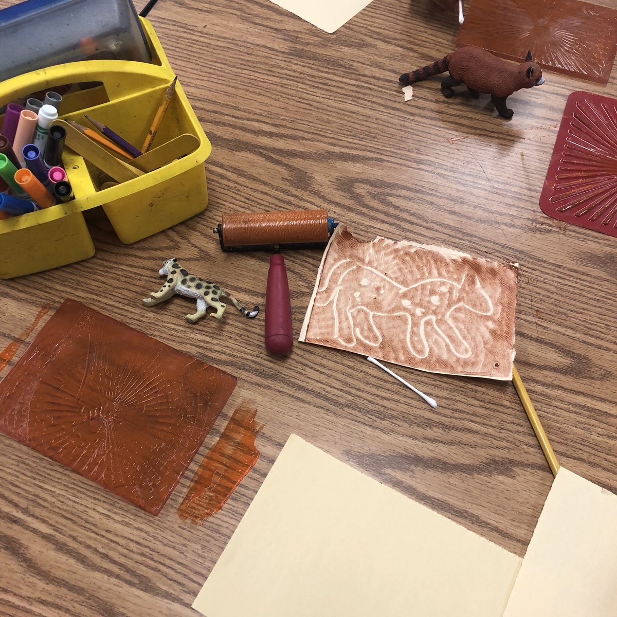 #secondgrade took a virtual trip to #Peru and #discovered the #nazca #lines so we experimented w making our own #printmaking #monoprint #ink #gelliplate #gelliprint #textures #aldineart #proudteacher #HispanicHeritageMonth #HouLatinxArt #artist #artclass #elementaryart