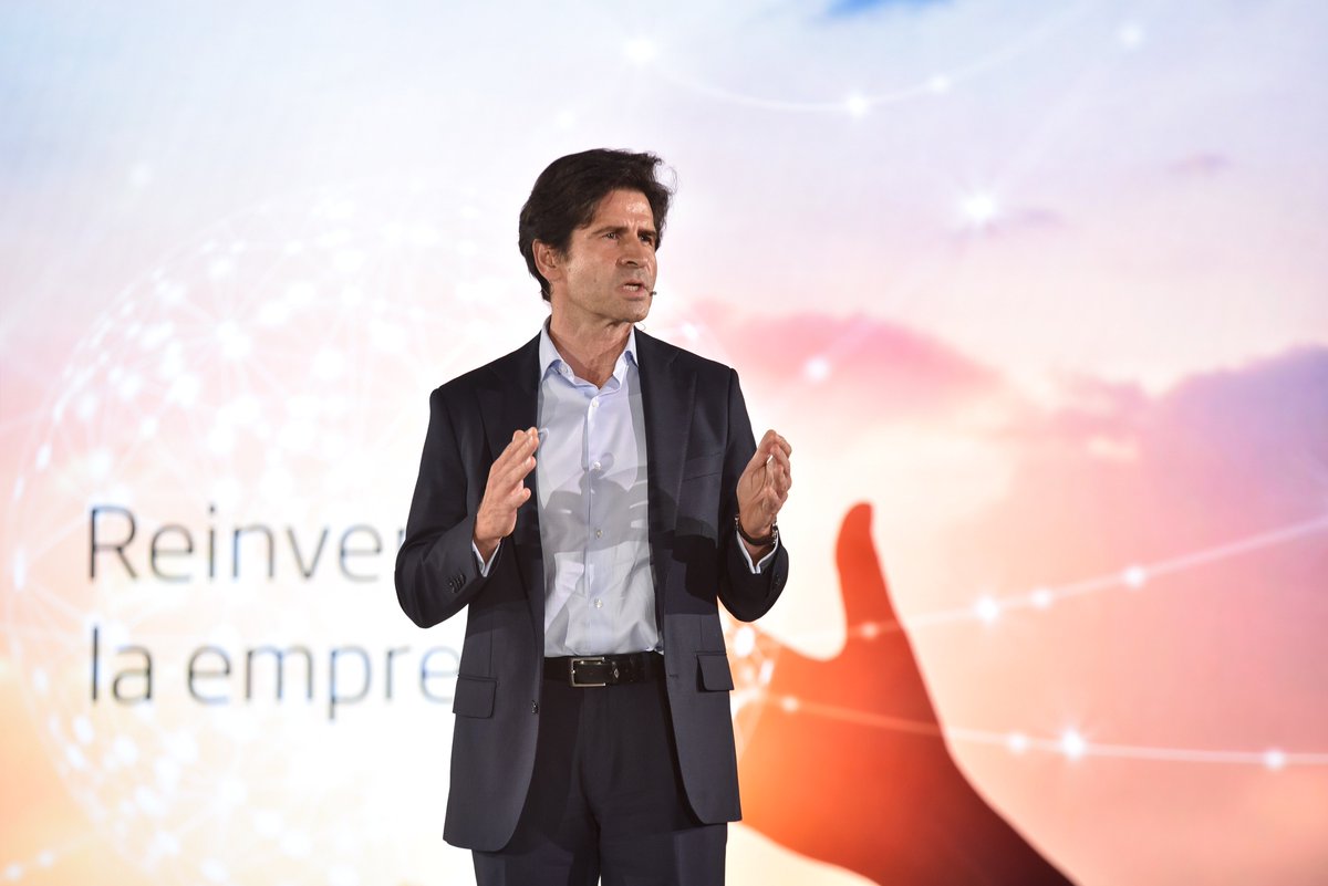 minsaitbyindra's tweet photo. “Hay que reinventar los negocios sin cortapisas; con nueva tecnología pero también con una nueva organización, una nueva cultura y una nueva marca”. @svandreu en #LanzamientoMinsait https://t.co/lHGiQFBblF