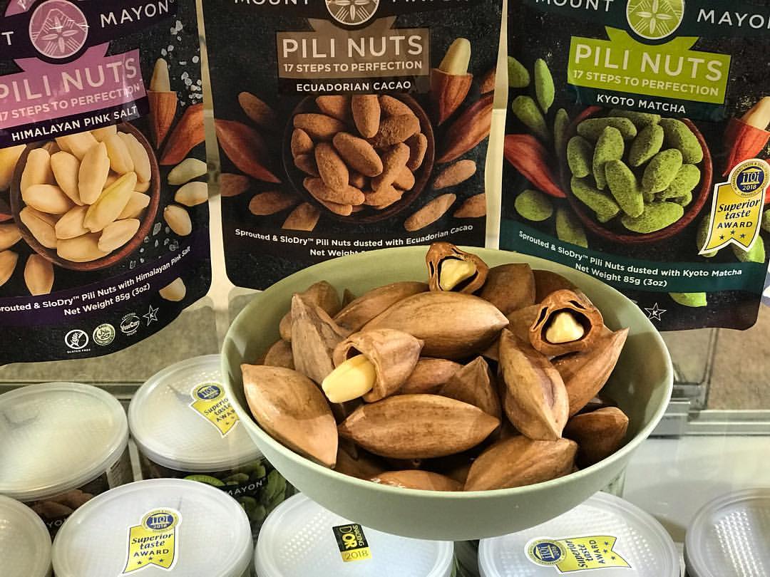 Voici à quoi ressemblent nos #noix de #Pili #Prémium avant de les #craquer et d'en #extraire #manuellement les #fruits ? Une #véritable #beauté...! 👌🏼🌰🥜
#Credit #Photo 📷: mountmayon.com
#coque #chef #matcha #cacao #salt #mof #snacking #gourmet #gout #love #amour