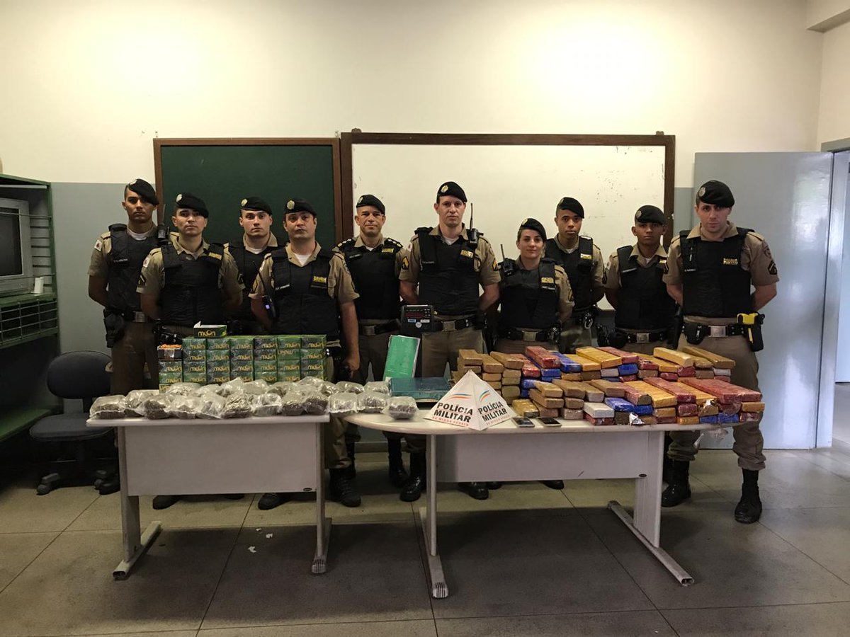 otempo's tweet photo. Polícia apreende 105 kg e três pessoas são detidas em casa no Barreiro  https://t.co/tLXUp2mhvD https://t.co/DrufXAVHof