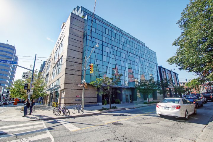 CoreAssetsRE's tweet image. #NewListing in Toronto's #FashionDistrict! 📍156 Portland Street 622 (Condo, Queen West) | $589,000 | 1 Bed • 1 Bath - Talk about convenience! A quick walk to everything. All the details + more photos here: bit.ly/2DfqquD