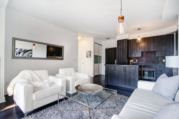 CoreAssetsRE's tweet image. #NewListing in Toronto's #FashionDistrict! 📍156 Portland Street 622 (Condo, Queen West) | $589,000 | 1 Bed • 1 Bath - Talk about convenience! A quick walk to everything. All the details + more photos here: bit.ly/2DfqquD