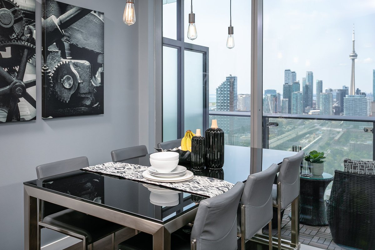 CoreAssetsRE's tweet image. #NewListing📍 70 Distillery Lane 3808 | $499,999 | 1 Bed • 1 Bath • 1 Parking - You get best of both worlds with views of Toronto's Financial District AND the lake! More photos and details of this beautiful unit here: bit.ly/2Dfrw9J