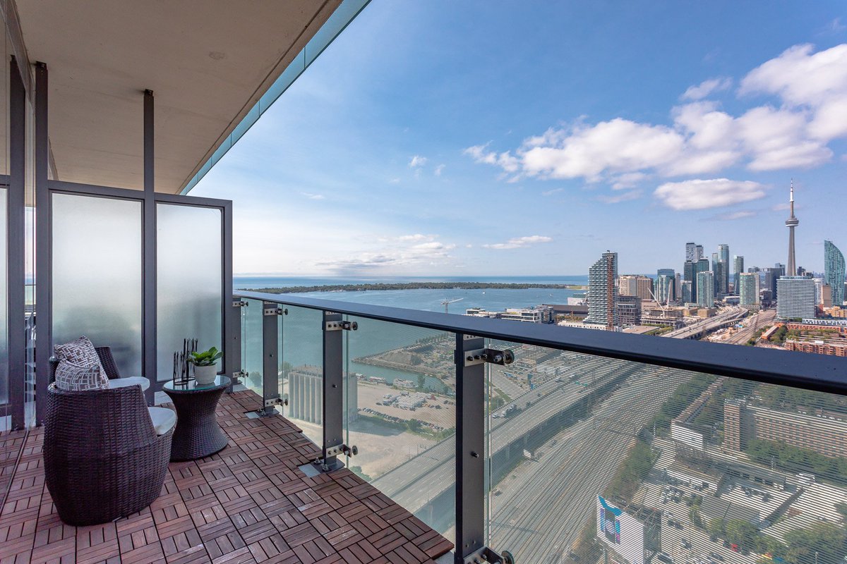 CoreAssetsRE's tweet image. #NewListing📍 70 Distillery Lane 3808 | $499,999 | 1 Bed • 1 Bath • 1 Parking - You get best of both worlds with views of Toronto's Financial District AND the lake! More photos and details of this beautiful unit here: bit.ly/2Dfrw9J