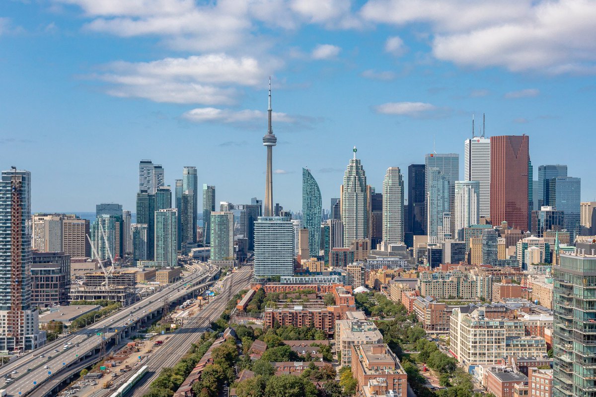 CoreAssetsRE's tweet image. #NewListing📍 70 Distillery Lane 3808 | $499,999 | 1 Bed • 1 Bath • 1 Parking - You get best of both worlds with views of Toronto's Financial District AND the lake! More photos and details of this beautiful unit here: bit.ly/2Dfrw9J