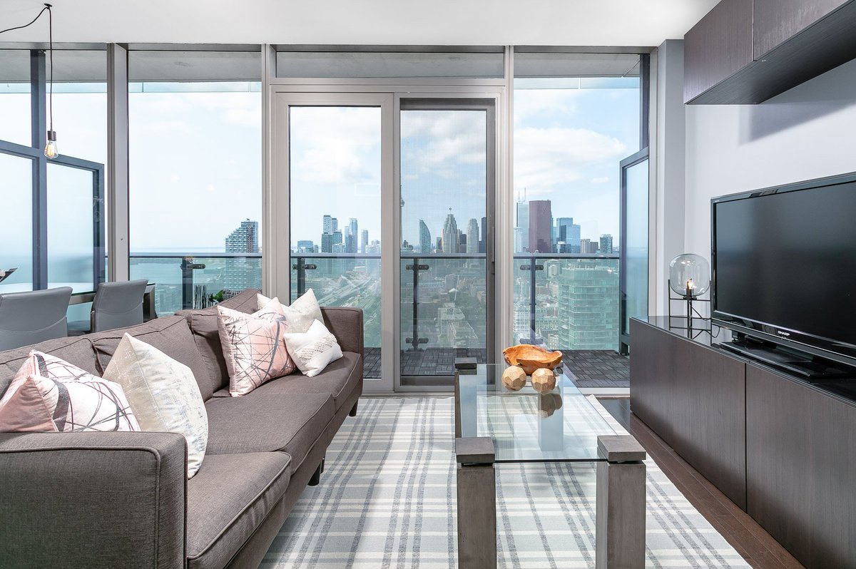 CoreAssetsRE's tweet image. #NewListing📍 70 Distillery Lane 3808 | $499,999 | 1 Bed • 1 Bath • 1 Parking - You get best of both worlds with views of Toronto's Financial District AND the lake! More photos and details of this beautiful unit here: bit.ly/2Dfrw9J