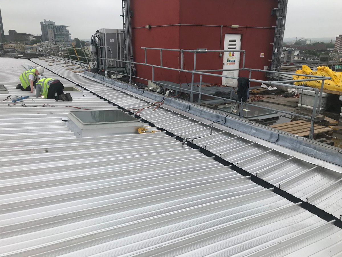 SSCBuildSSC's tweet photo. SE1 London, Aluminium roof installation nearing completion, looking great. Standing seam system are always a high performance roof if installed correctly.  #roofing #roofinglondon #ashzip #standingseamroofing #aluminiumroofing https://t.co/r4PsNEgjiJ