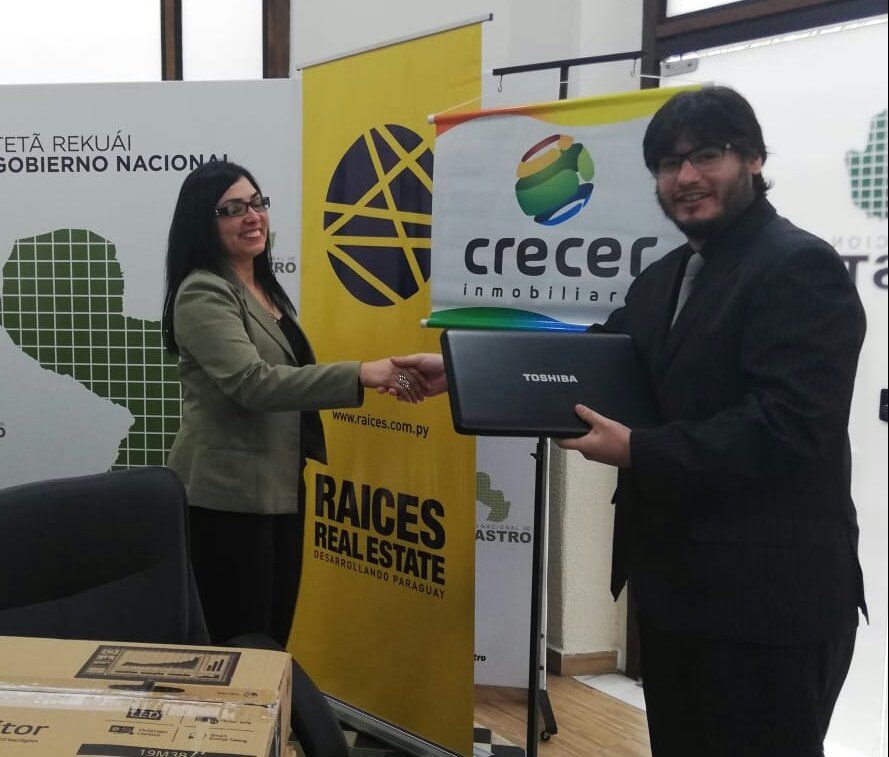 catastro_py's tweet photo. Representantes de la Empresa Raíces Real Estate y Crecer Inmobiliaria hacen entregan de 5 monitores, 2 notebooks y 2 switches.
Los mismos serán destinados para uso de los servicios del Catastro Digital.
#CatastroPy #CatastroElectrónico #HaciendaPy #CAPELI https://t.co/tAxjICO3dJ