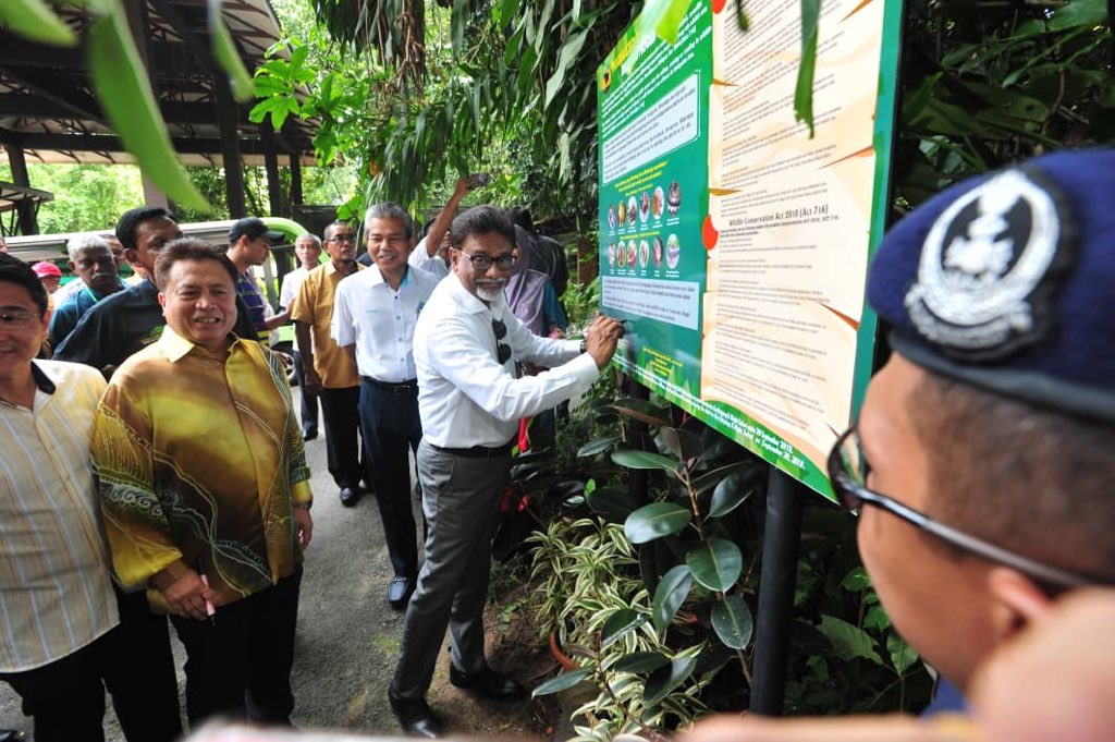 nresmalaysia's tweet photo. Sesi lawatan YB @xavierjayakumar ke Zoo Taiping pada 20 Sept 2018. Beliau telah disampaikan taklimat mengenai pengurusan zoo tersebut. 

Dalam sesi sidang media, YB Menteri  menegaskan bahawa Kementerian akan bekerjasama dengan ATM dan PDRM bagi membanteras jenayah hidupan liar. https://t.co/ar7NSm4gf0