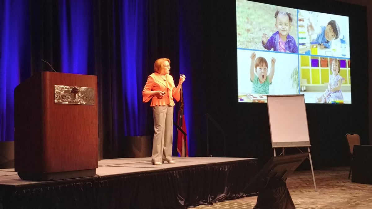 leanfrontiers's tweet photo. @KarenMartinOpEx delivering one of her best keynotes to date (and I've heard a few). Her message on Clarity (and her book) is a message so many organizations need to hear! #leanleadershipweek @consultswan @KRCLean4Service https://t.co/8aj7cddPZv