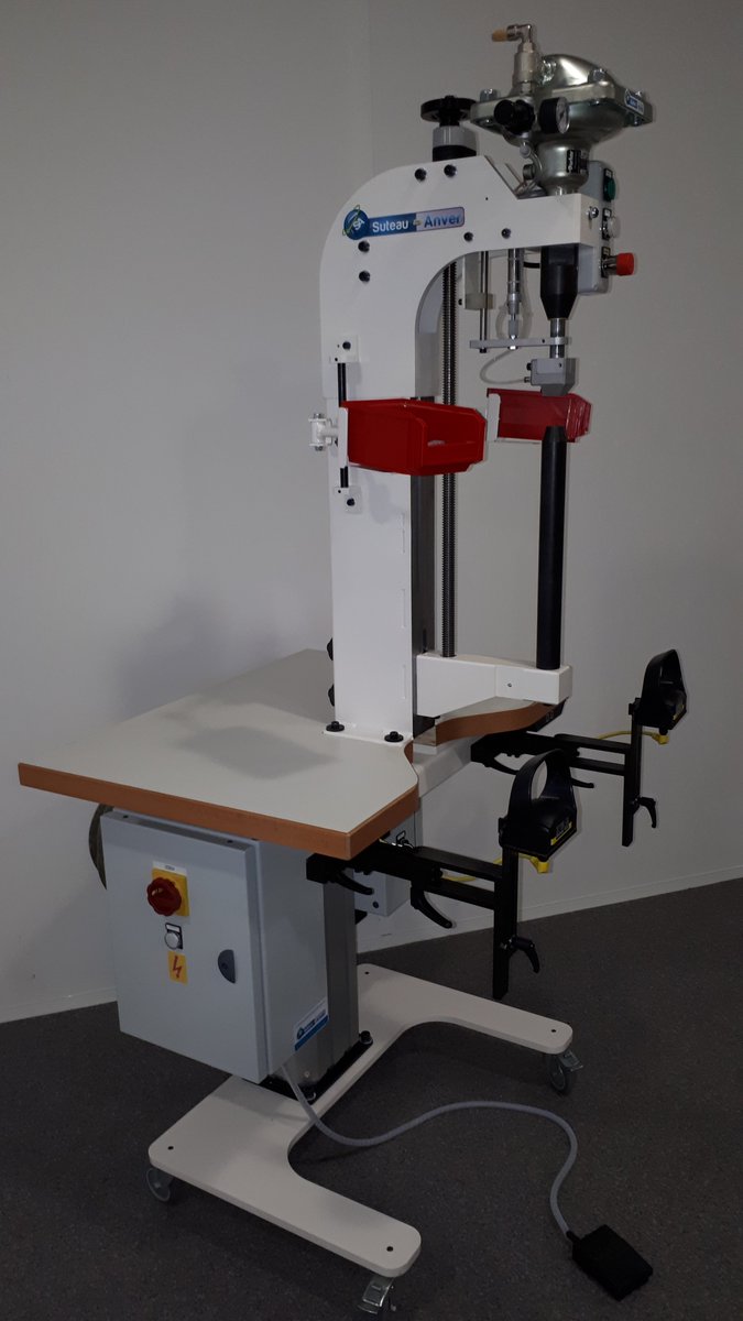 SuteauAnver's tweet photo. Prête à la livraison client notre machine compacte PMC avec bigorne pose accessoire fond de sac cœur de métier cuir/maroquinerie. Pour toute information notre contact technico-commercial Olivier Coutant SUTEAU-ANVER https://t.co/1OaS0nh4Tn