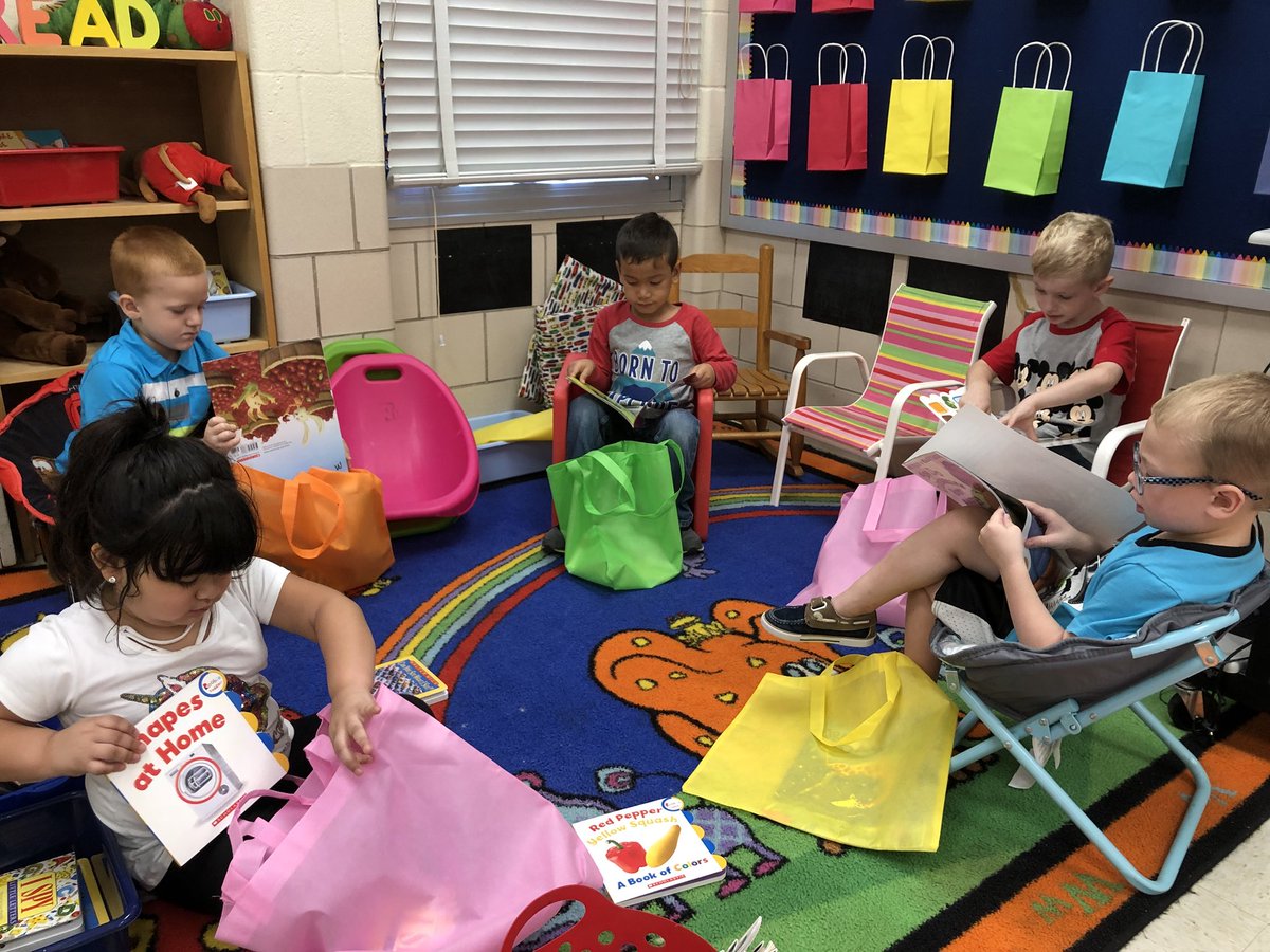 MrsWarblesClass's tweet photo. Today we learned how to select 4 books for a book bag and then we read the pictures! #AMpreK @NorwoodES @canstafford @pat3303 https://t.co/lzB9EB8IKm