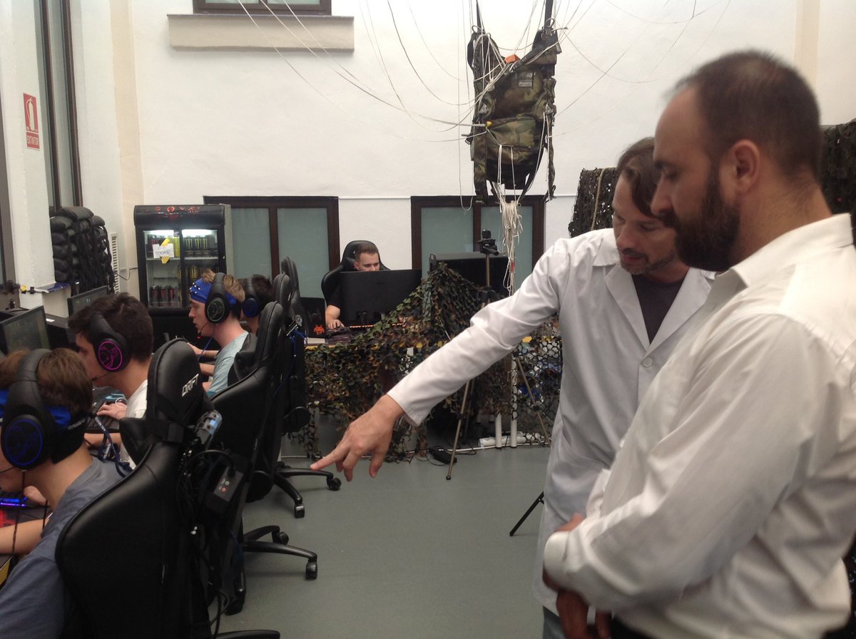 malaga's tweet photo. El proyecto internacional #BrainGamer, pionero en neurociencia y gaming, consiste en una valoración psicofisiológica, brain mapping, seguimiento del ojo y activación del rendimiento de jugadores expertos de #eSports https://t.co/OVwYURGWFM