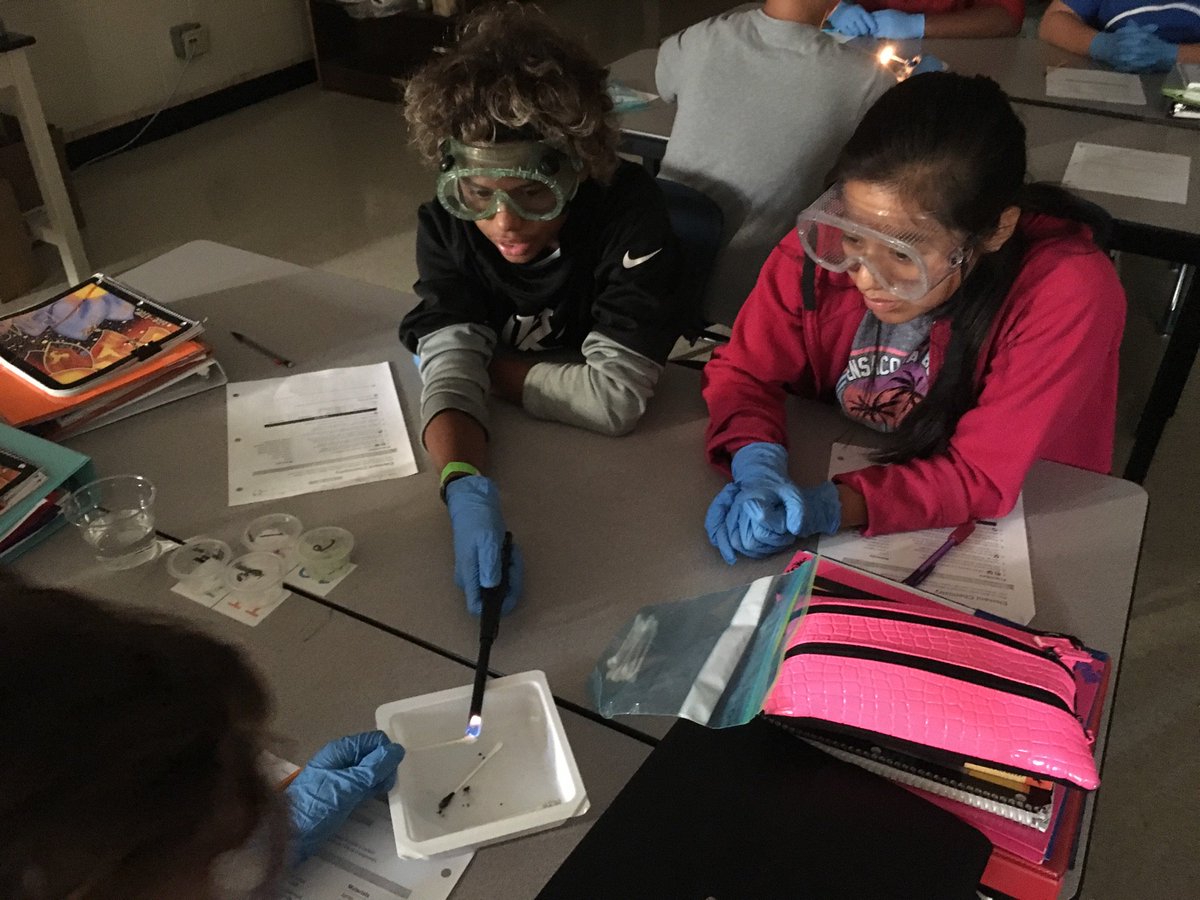 _davegorman's tweet photo. Learning about chemical properties of different elements (and why fireworks explode with different colors, sparkles, and whistles). Just add π₯! #blufftough #giantsofscience @CBMSGiants https://t.co/XqQy7wSSeL