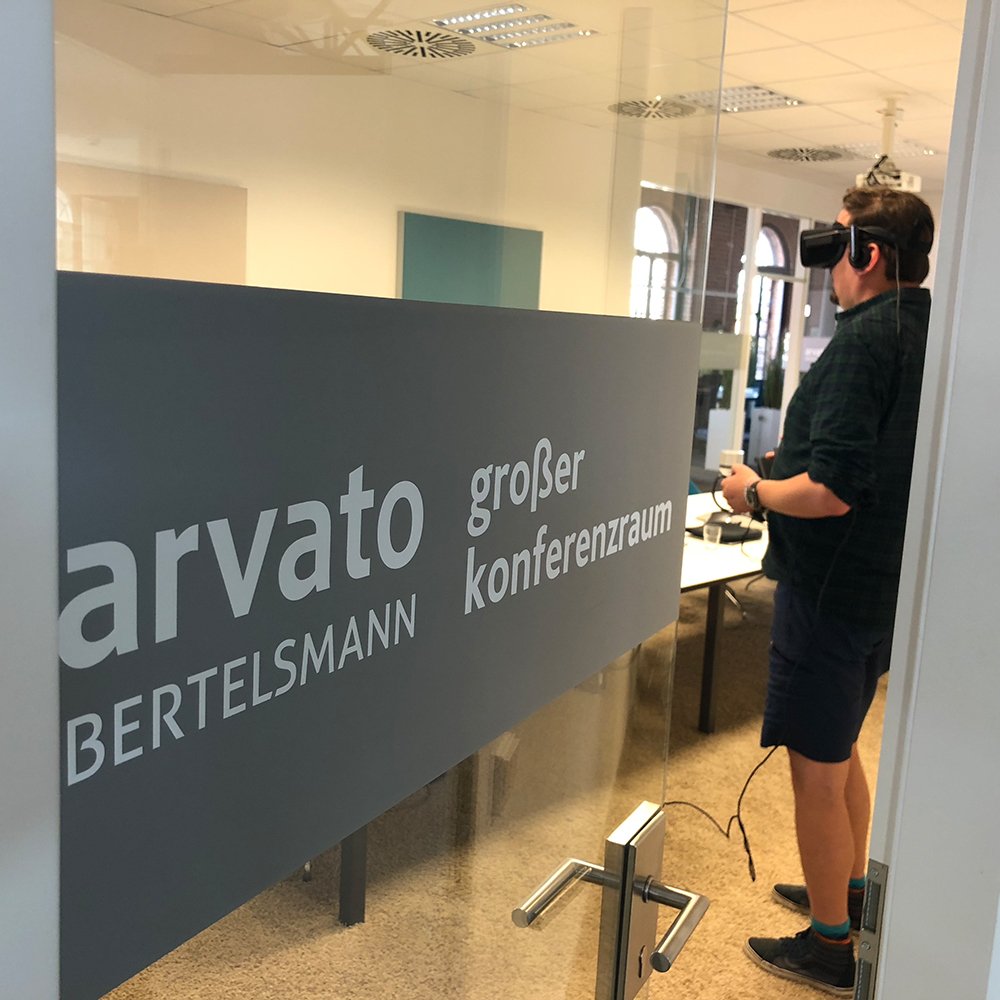 VRBusinessclub's tweet photo. Die virtuelle Realität ist wie das selbstfahrende Auto längst kein Science-Fiction-Szenario mehr. Unser VR-Talk zum Thema #XR in der Automobilindustrie: https://t.co/9n2BawjY6I
#automotive #automotiveindustry #VR #MR #AR #VRindustry #VRtalk #VRBusinessClub #arvato #inpro https://t.co/hkRW6o2jVG