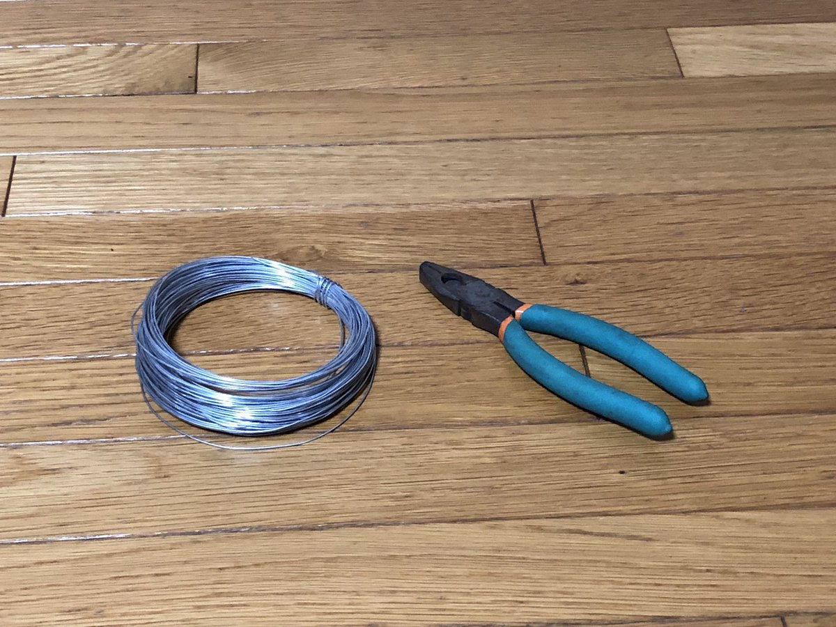 rental_ikimono's tweet photo. 【タモ網を長く使うための工夫】
魚を採るためにガサガサを行うと、どうしても水底に着く部分(特に端っこ)の網が傷ついて破けてきます。
そこで!あらかじめ針金(100均)を巻いておくことで、網が破けることを防ぎます!
良いものは長く使いましょう( ^ω^ )
#MADBITE #たも網 #ガサガサ https://t.co/DT2VVhjd3i