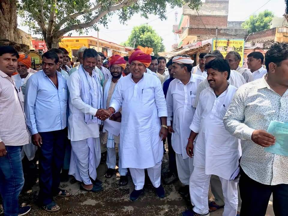 Rcgurjar2's tweet photo. राष्ट्रीय अध्यक्ष अमित शाह की आम सभा को सफल बनाने के विधायक मानसिंह गुर्जर के साथ भाजपा कार्यकर्ताओ ने गांव गांव का दौरा कर पीले चावल बाटे।और सभा मे पधारने के लिए आमंत्रित किया।
@AmitShah @VasundharaBJP @chshekharbjp @ashoksainibjym https://t.co/GRjsi1rQvL