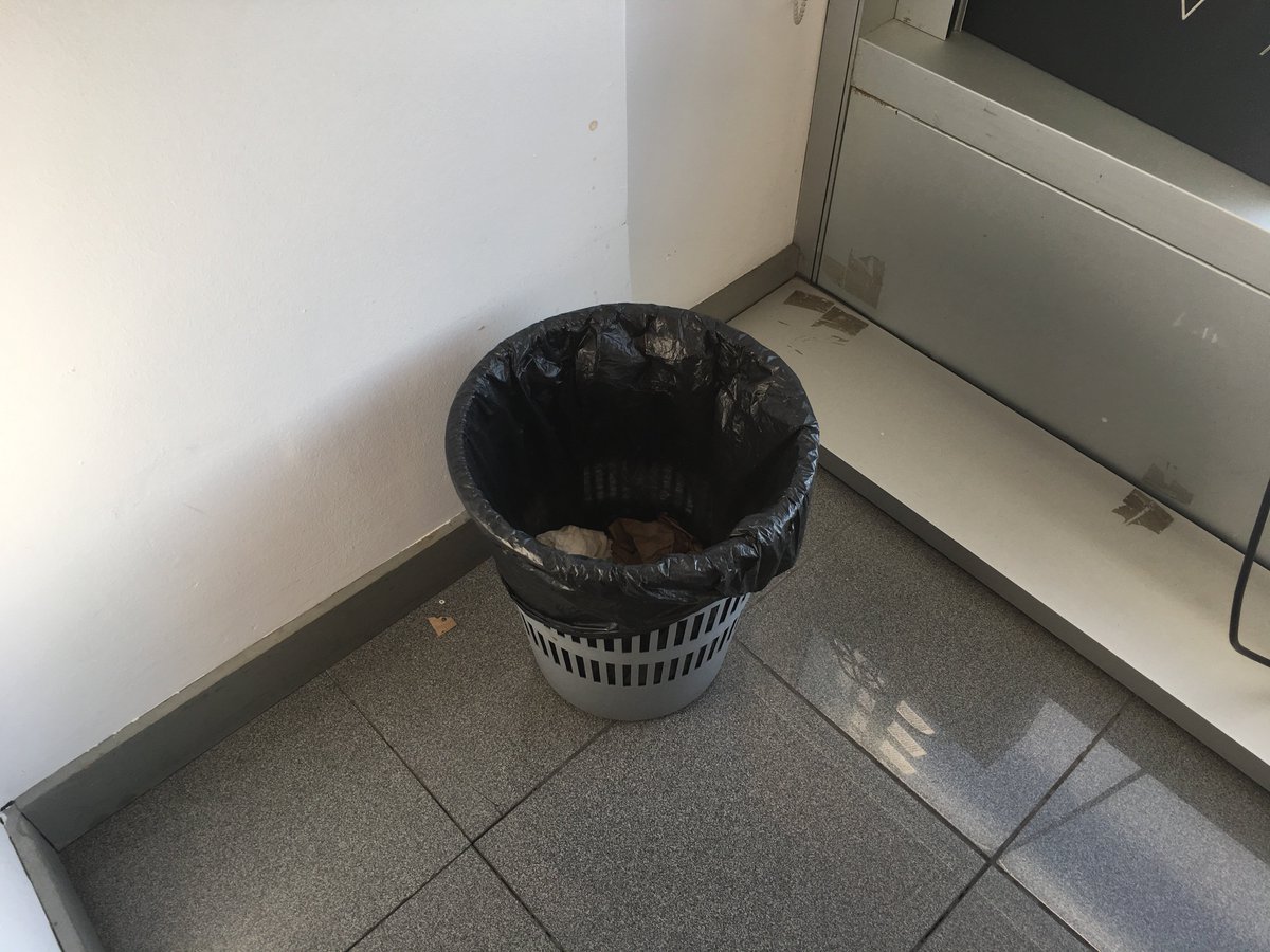 rbartolisala's tweet image. Fa uns dies que he ascendit socialment. Ara, a la feina, tinc paperera per mi sol! #privilegis