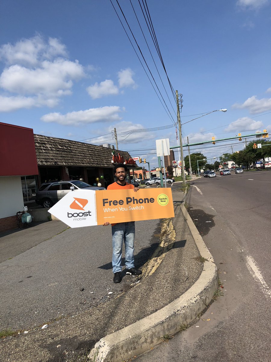 KristalVirkitis's tweet photo. New employee owning the mile in Edwardsville at the brand new Allied Boost. #BoostMobile #ownthemile #MidAtlanticGrind https://t.co/HvVIFsnlWT