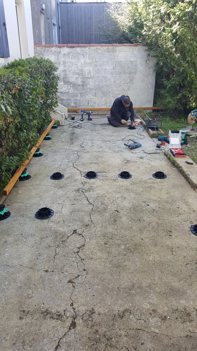 CBoisDirect's tweet photo. Création d’une terrasse bois : reportage en coulisses 1/3 | #calepinage #plots #lambourdes #platelage #bois #classe4 #pin #terrasse https://t.co/3mRejyOalD
