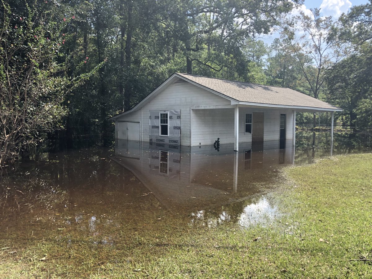SydneyGlennTV's tweet image. And it’s just the beginning.... this is on Smith Lake in Conway near Long Ave where @POTUS visited yesterday.