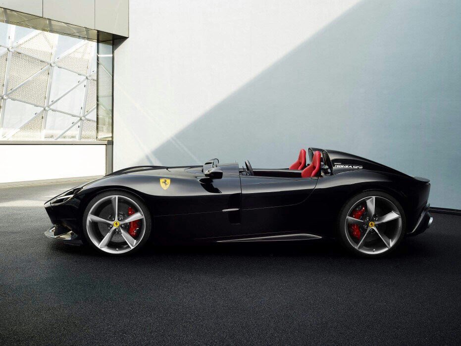 RumBat's tweet photo. 1948 #166MM ve 50’lerin #750Monza ile #860Monza efsaneleriyle  #postmodern yeni @Ferrari Barchetta’ları, #carbonfiber #sportscar #sophisticated #design #engineering #specialseries #conceptstyle yapıları, 810HP 719Nm V12 6.5lt motorları ve 0-100km/h 2.9 0-200km/h 7.9 saniye!!! https://t.co/UiahBLTwV9