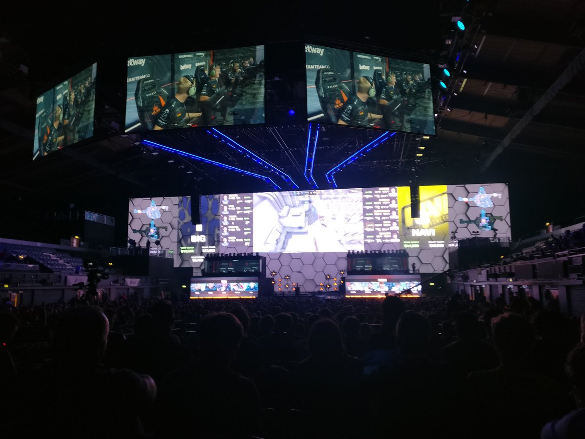 TorphinTV's tweet photo. Anyone at the CSGO London Major? https://t.co/MTTnndo2gN