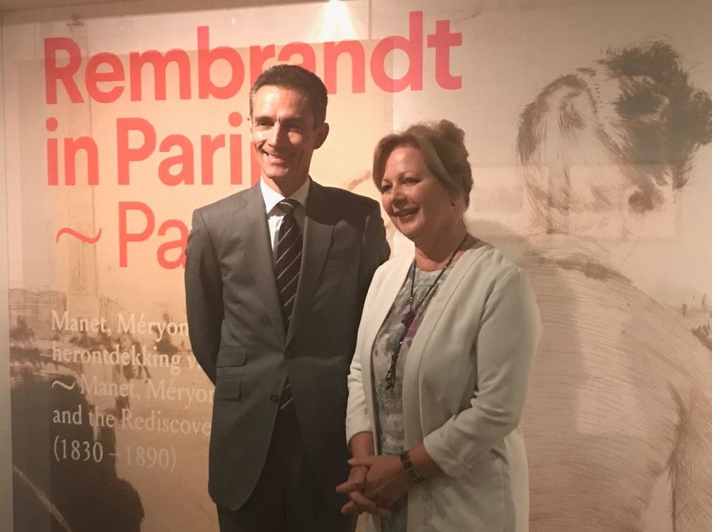 FranceinNL's tweet photo. Opening van de tentoonstelling "Rembrandt in Parijs: Manet, Méryon, Degas en de herontdekking van de etskunst (1830-1890)" in Amsterdam. De Ambassadeur van Frankrijk ontmoet Lidewij de Koekkoek, directrice van het @Rembrandthuis
#cultuur #rembrandt #Manet #Degas #Meryon https://t.co/1Y9Vpg38rC