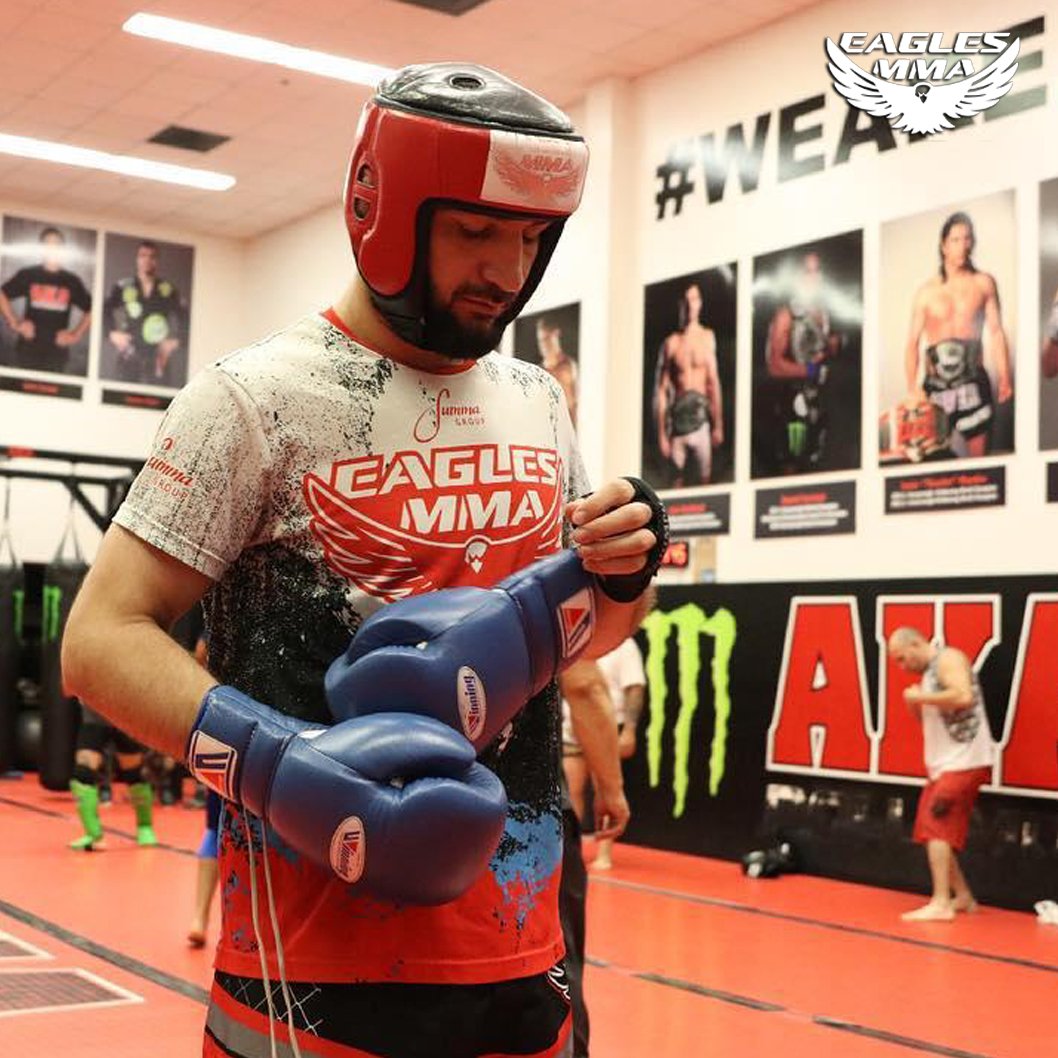 eagles_mma's tweet photo. Абубакар Нурмагомедов на одной из тренировок в AKA. Спортсмен оттачивает свои навыки и готовится к следующему походу.🗡

#EaglesMMA #AbubakarNurmagomedov #mma #sport #sharpentools https://t.co/h0LJZoluXW