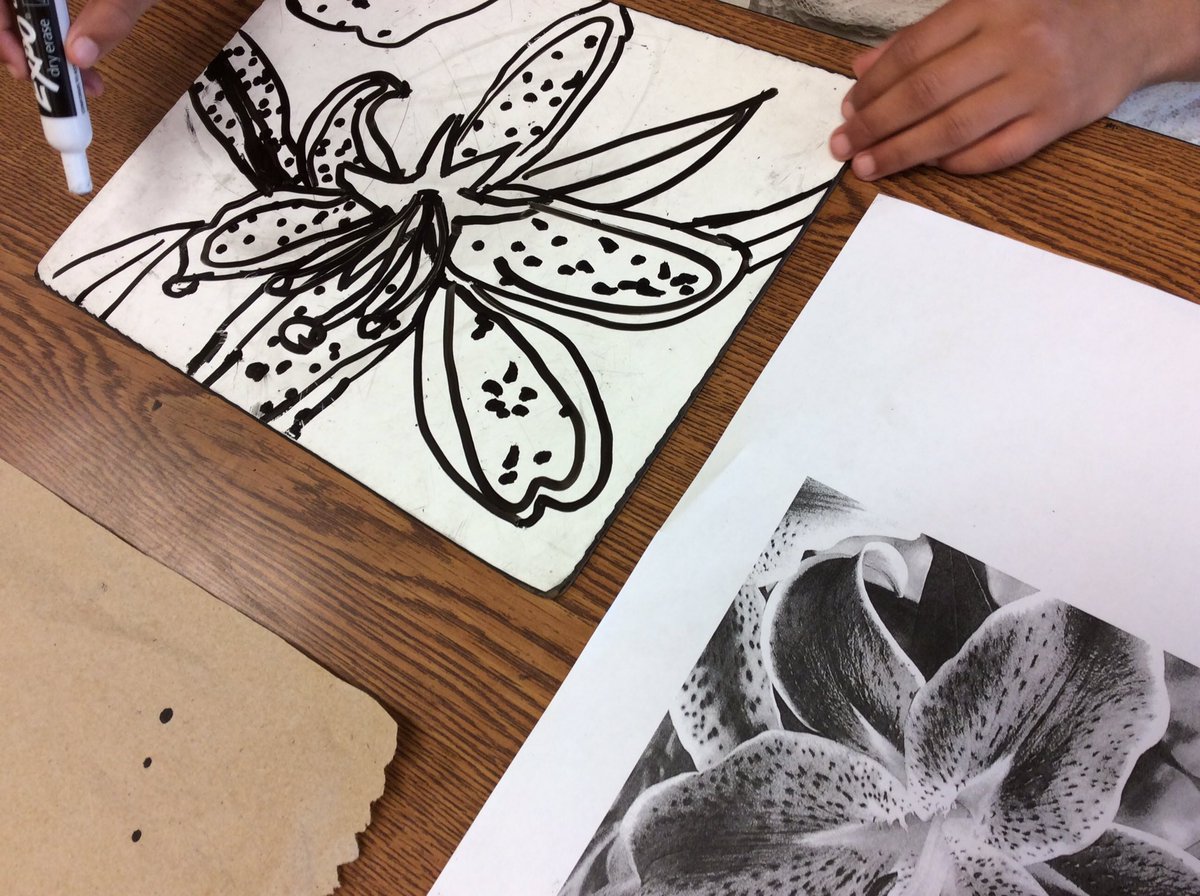 jesscrandell's tweet photo. Drawing BIG! In ART4 as we look at Georgia O'Keeffe and her work #jxnartteachers #michED #K12ArtChat #NWCS1819 #artday #arted https://t.co/agkstLobs3