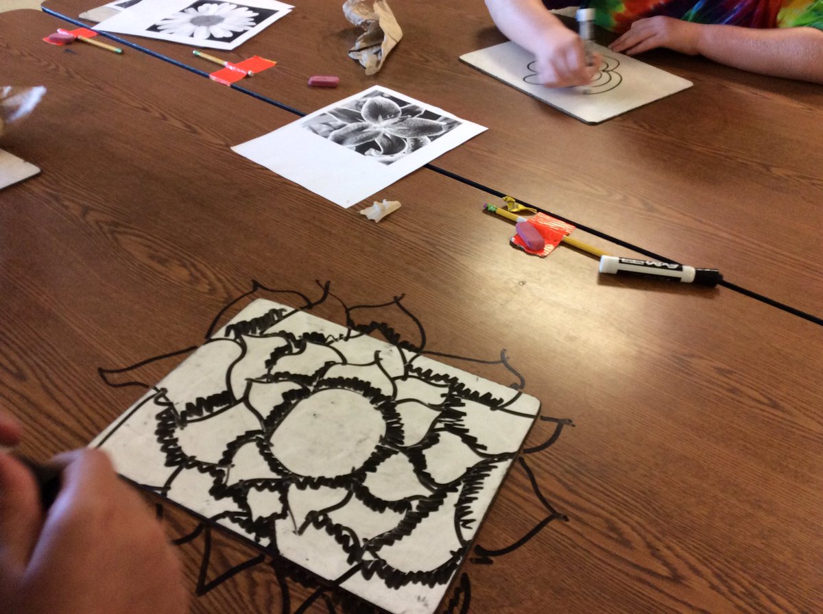 jesscrandell's tweet photo. Drawing BIG! In ART4 as we look at Georgia O'Keeffe and her work #jxnartteachers #michED #K12ArtChat #NWCS1819 #artday #arted https://t.co/agkstLobs3