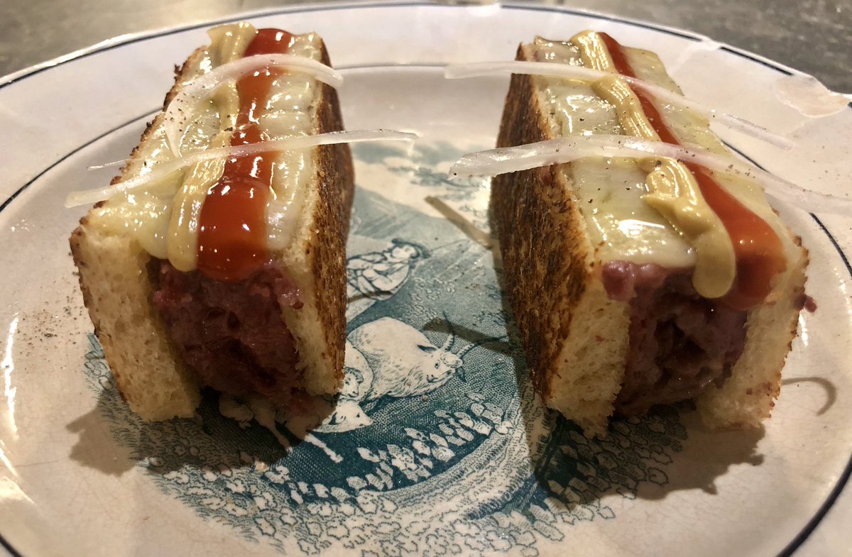 DucMantua's tweet photo. L’espectacular hamburguesa de #GrescaBar, en cada mos hi trobes tots els elements, una carn insuperable, deliciosa!!
I la tatin de prèssec, de matrícula d’honor!
Com sempre, #Gresca al top, en la seva línia habitual! https://t.co/GttLQ23LPU